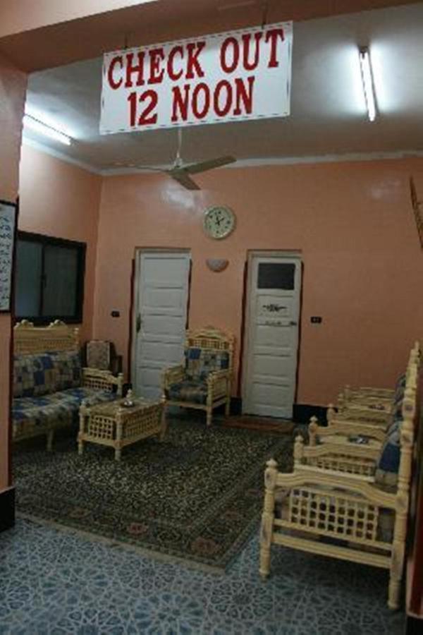 Fontana Luxor Hostel Екстериор снимка